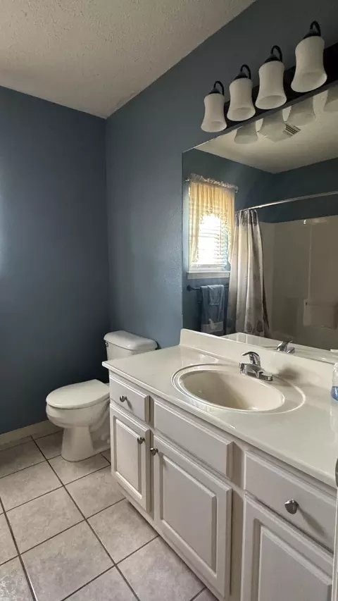 Bath - 940 Bradford Ct, Marshfield, MO 65706 photo 5 of 5
