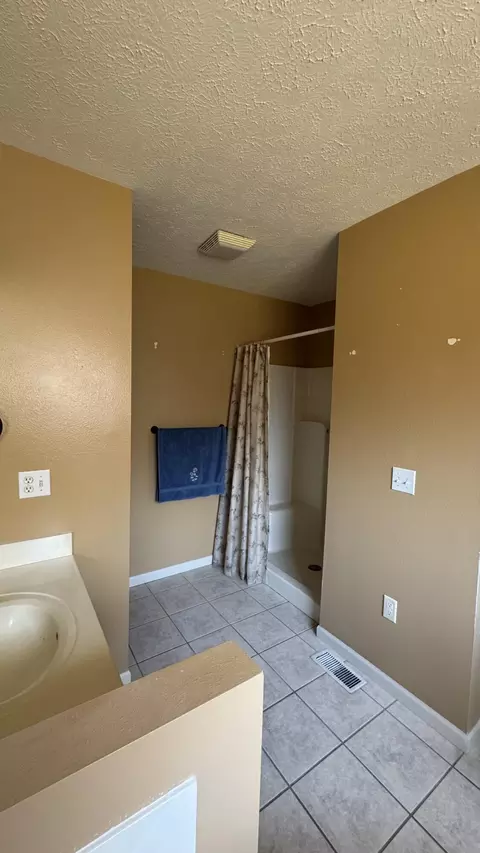 Bath - 940 Bradford Ct, Marshfield, MO 65706 photo 1 of 5