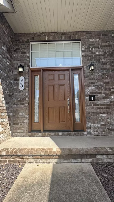Entry Way - 940 Bradford Ct, Marshfield, MO 65706 photo 1 of 4