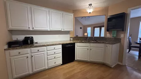 Kitchen - 940 Bradford Ct, Marshfield, MO 65706 photo 4 of 6