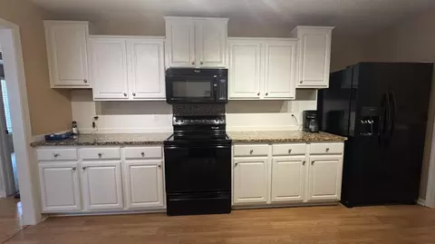 Kitchen - 940 Bradford Ct, Marshfield, MO 65706 photo 2 of 6