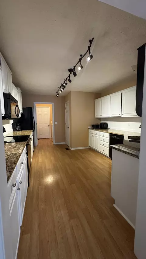 Kitchen - 940 Bradford Ct, Marshfield, MO 65706 photo 5 of 6