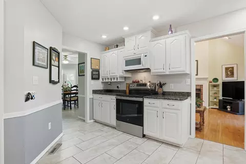 Kitchen - 4307 N Willow Rd, Ozark, MO 65721 photo 2 of 4