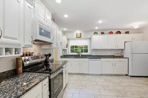 Kitchen - 4307 N Willow Rd, Ozark, MO 65721 photo 4 of 4