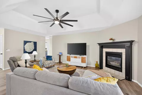 Living - 509 Willowdale Ct, Nixa, MO 65714 photo 2 of 3