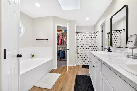 Bath - 509 Willowdale Ct, Nixa, MO 65714 photo 2 of 4