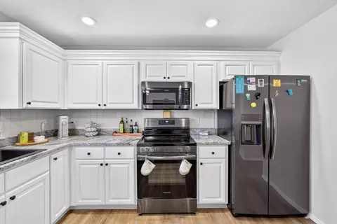 Kitchen - 509 Willowdale Ct, Nixa, MO 65714 photo 3 of 3