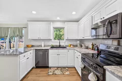 Kitchen - 509 Willowdale Ct, Nixa, MO 65714 photo 2 of 3