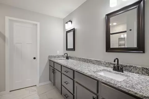 Bath - 753 E Penzance Cir, Nixa, MO 65714 photo 3 of 5