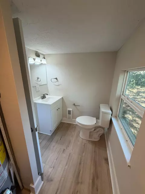 Bath - 530 N Franklin Ave, Springfield, MO 65802 photo 3 of 3