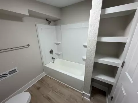 Bath - 530 N Franklin Ave, Springfield, MO 65802 photo 2 of 3