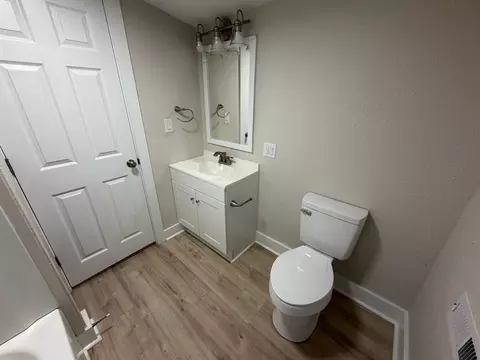 Bath - 530 N Franklin Ave, Springfield, MO 65802 photo 1 of 3