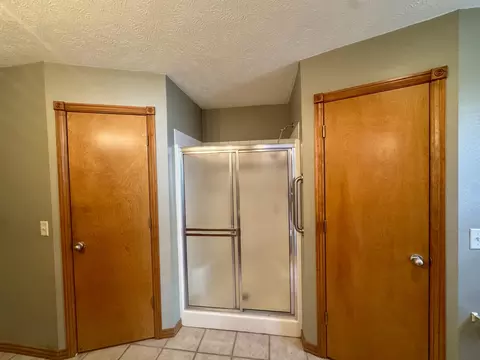 Bath - 425 S Canton Ave, Springfield, MO 65802 photo 2 of 4