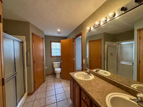 Bath - 425 S Canton Ave, Springfield, MO 65802 photo 1 of 4