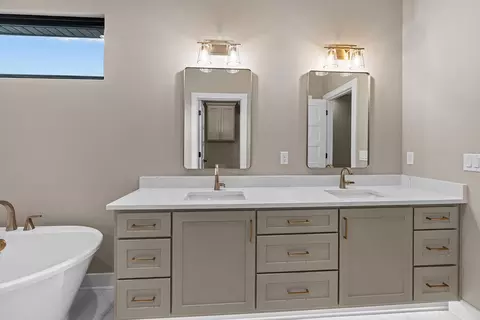Bath - 5786 S Brightwater Trl, Springfield, MO 65810 photo 3 of 5