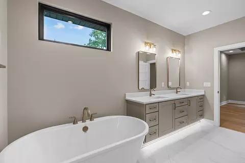 Bath - 5786 S Brightwater Trl, Springfield, MO 65810 photo 5 of 5