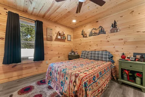 Bedroom - 525 Emory Creek Blvd, Branson, MO 65616 photo 8 of 10