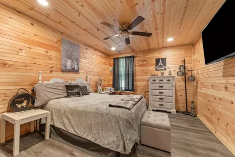 Bedroom - 525 Emory Creek Blvd, Branson, MO 65616 photo 9 of 10