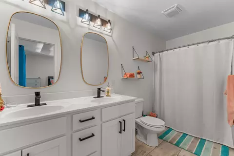 Bath - 525 Emory Creek Blvd, Branson, MO 65616 photo 1 of 3