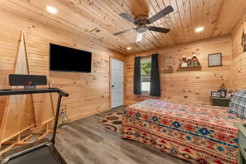 Bedroom - 525 Emory Creek Blvd, Branson, MO 65616 photo 7 of 10