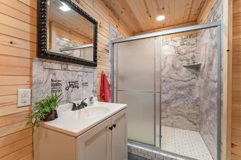 Bath - 525 Emory Creek Blvd, Branson, MO 65616 photo 3 of 3