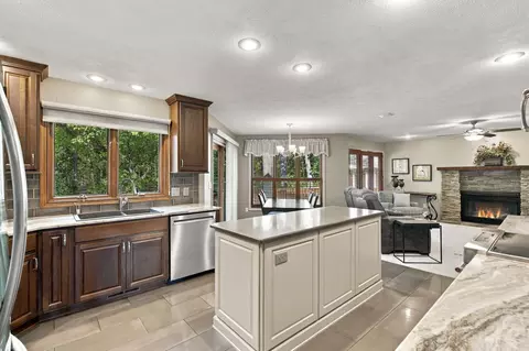 Kitchen - 2113 S Pin Oak Dr, Springfield, MO 65809 photo 2 of 4