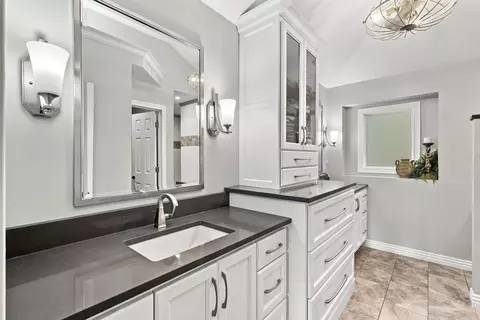 Bath - 2113 S Pin Oak Dr, Springfield, MO 65809 photo 2 of 5