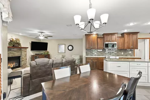 Dining - 2113 S Pin Oak Dr, Springfield, MO 65809 photo 2 of 3