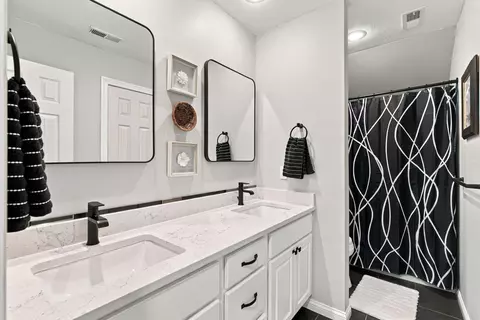 Bath - 2113 S Pin Oak Dr, Springfield, MO 65809 photo 4 of 5