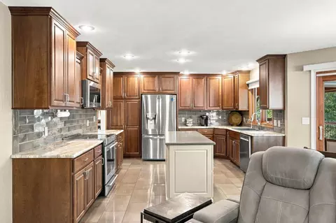 Kitchen - 2113 S Pin Oak Dr, Springfield, MO 65809 photo 1 of 4