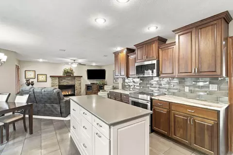 Kitchen - 2113 S Pin Oak Dr, Springfield, MO 65809 photo 3 of 4