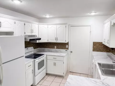 Kitchen - 3651 S Meadowlark Ave, Springfield, MO 65807 photo 1 of 3
