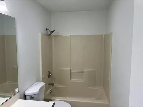 Bath - 3651 S Meadowlark Ave, Springfield, MO 65807 photo 2 of 3