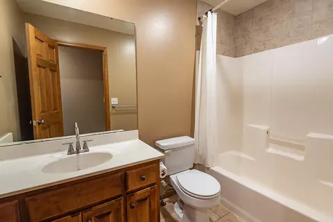 Bath - 2014 W Village Ter, Springfield, MO 65810 photo 3 of 4