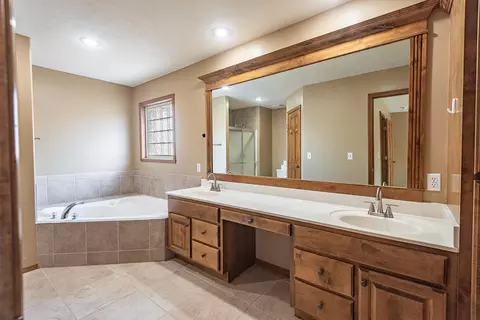 Bath - 2014 W Village Ter, Springfield, MO 65810 photo 1 of 4