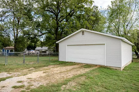 Exterior - 39 W Springfield St, Aurora, MO 65605 photo 8 of 8
