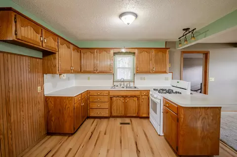 Kitchen - 39 W Springfield St, Aurora, MO 65605 photo 1 of 2