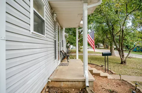 Exterior - 39 W Springfield St, Aurora, MO 65605 photo 4 of 8