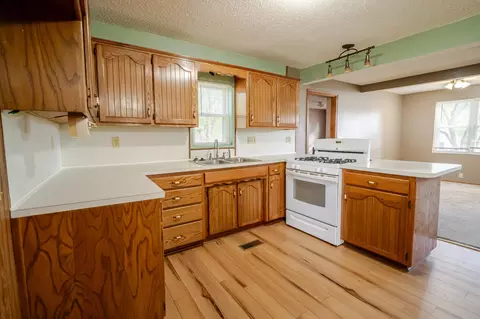 Kitchen - 39 W Springfield St, Aurora, MO 65605 photo 2 of 2