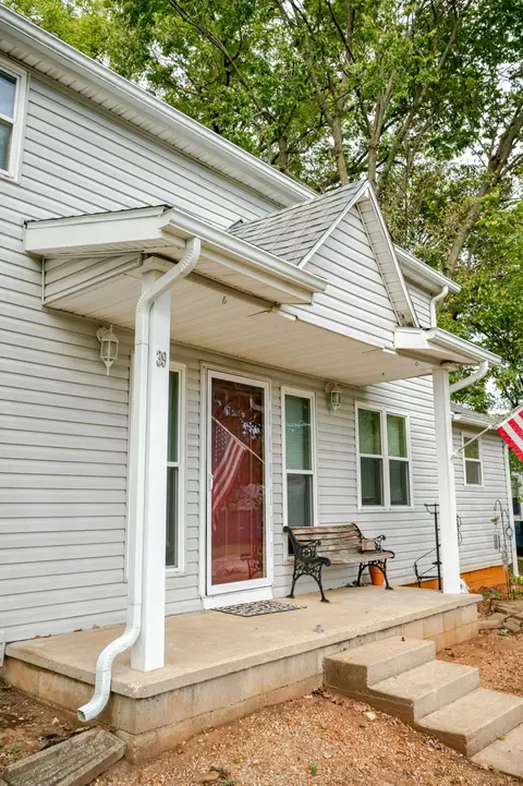 Exterior - 39 W Springfield St, Aurora, MO 65605 photo 3 of 8