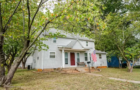 Exterior - 39 W Springfield St, Aurora, MO 65605 photo 2 of 8