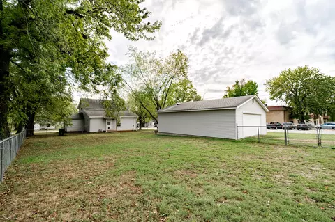 Exterior - 39 W Springfield St, Aurora, MO 65605 photo 6 of 8
