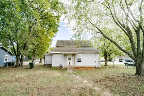 Exterior - 39 W Springfield St, Aurora, MO 65605 photo 7 of 8