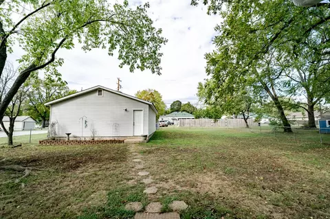 Exterior - 39 W Springfield St, Aurora, MO 65605 photo 5 of 8