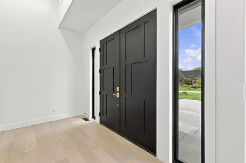 Entry Way - 4010 E Dunrobin Dr, Springfield, MO 65809 photo 1 of 7