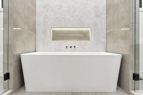 Bath - 4010 E Dunrobin Dr, Springfield, MO 65809 photo 6 of 9