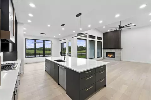 Kitchen - 4010 E Dunrobin Dr, Springfield, MO 65809 photo 3 of 5