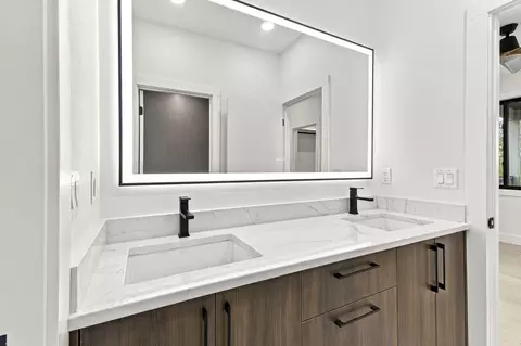 Bath - 4010 E Dunrobin Dr, Springfield, MO 65809 photo 8 of 9