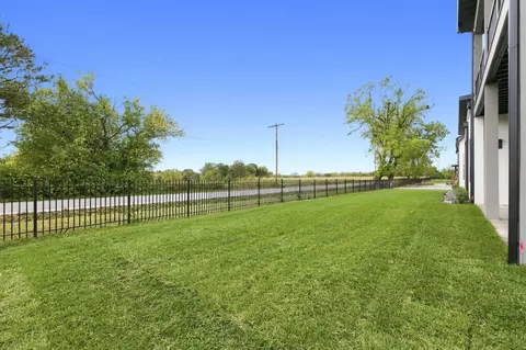 Exterior - 4010 E Dunrobin Dr, Springfield, MO 65809 photo 12 of 15