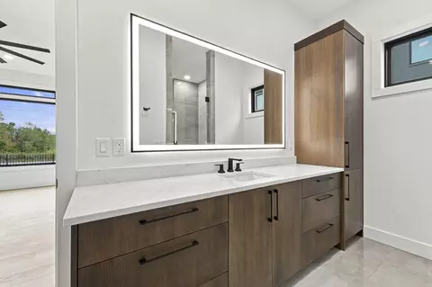 Bath - 4010 E Dunrobin Dr, Springfield, MO 65809 photo 3 of 9